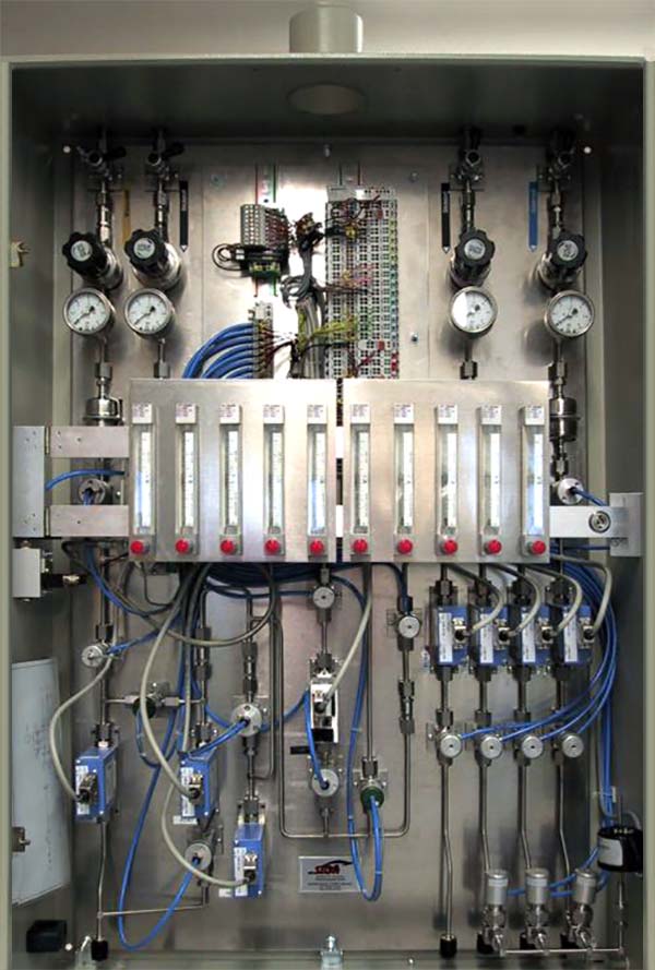 Gasdosiersystem für H2, O2, Argon und N2. Einspeisung mit Filtration und Druckreduzierung. Dosierung der Prozessgase über MFCs. Dosierung der Spülstrecken über Schwebekörper-Durchflussmesser mit Nadelventil.