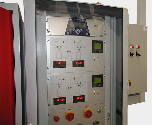 Cabinet to control a supply system for 2 gases with 2 cylinders each, automatic switch over at minimum level.