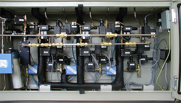 Gas control of a canister loading station for 3 canisters. The gas tubes leading to the canisters are heated.