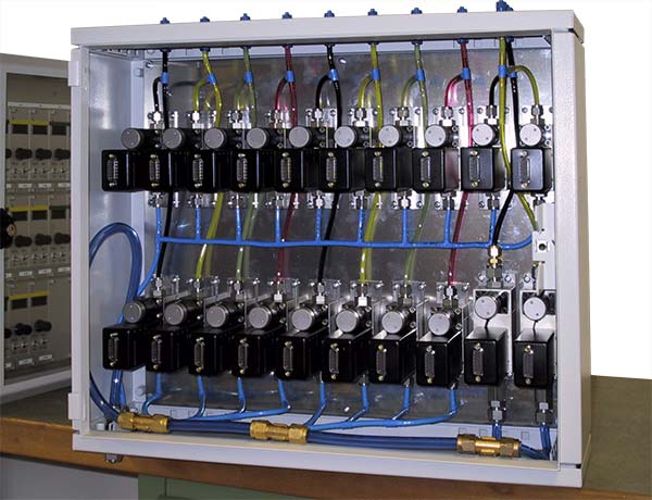 Gasmischsysteme für verschiedene Gase. Einspeisung mit Kontaktmanometern zur Anzeige bei Gasmangel.