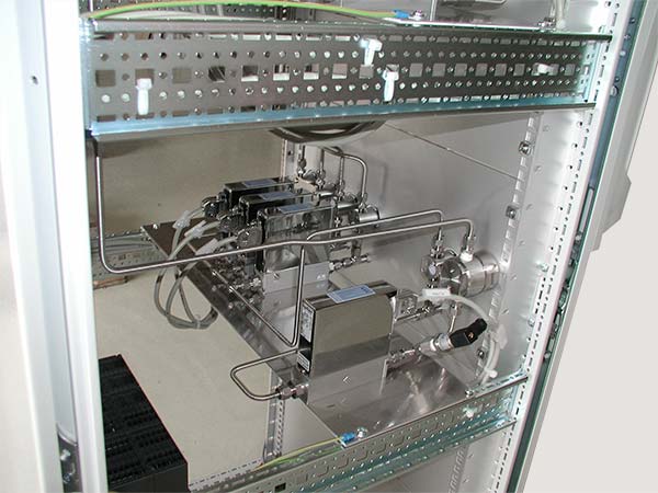 Control system with mass flow controllers to purge a measurement chamber.