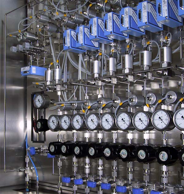 Gasdosiersystem mit Gaseinspeisung, Druckreduzierung, Umschaltung für das Spülgas und den MFCs - Durchflussreglern.