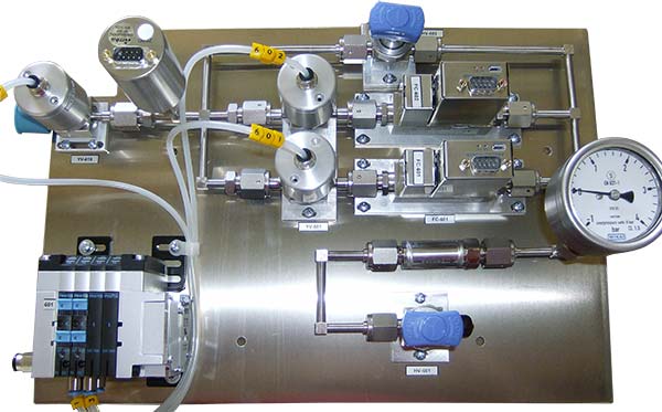 System for the control of one gas flow. The second, parallel flow path is used to extend the control range of the unit.