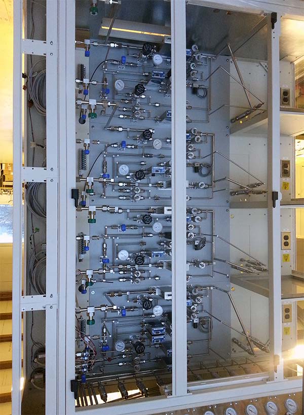 Source-Kabinet eines Diffusionsofens ausgerüstet mit 4 Gasdosiersystemen einschließlich Gaseinspeisung und Anschluss an die Diffusionsrohre