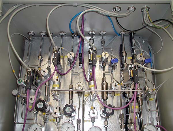Gasdosierung für 4 Prozessgase mit Einspeisung und Durchflussregelung zur Versorgung eines CVD Prozesses.