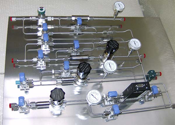 Gas supply with pressure regulators, gas filters and pressure gauges