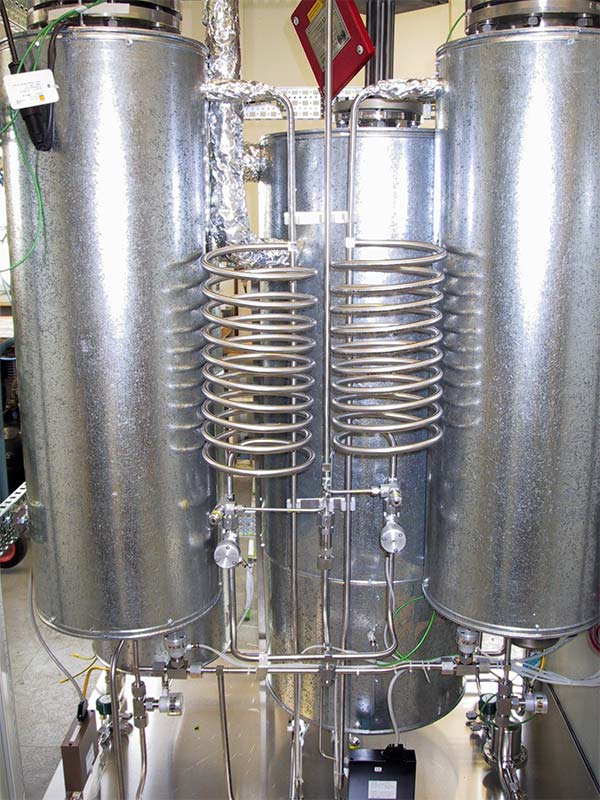 Gas-drying system with auto-regeneration of the filter via counter flow.