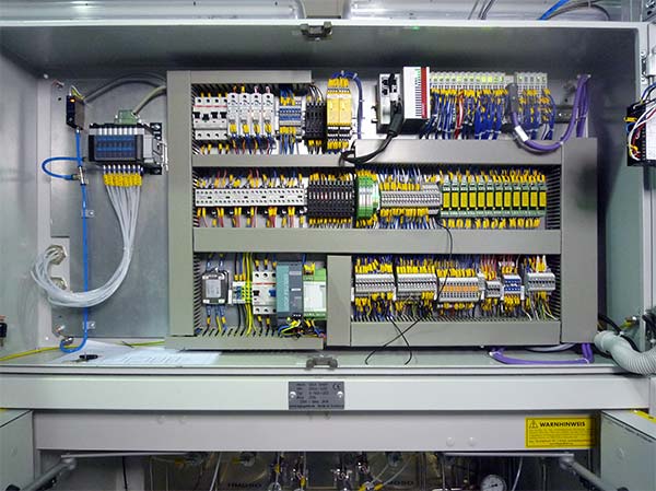 Steuerung für ein Verdampfersystem mit 2 Precursor kombiniert mit der Steuerung für das zugehörige Versorgungssystem. Kommunikation über Profibus DP.