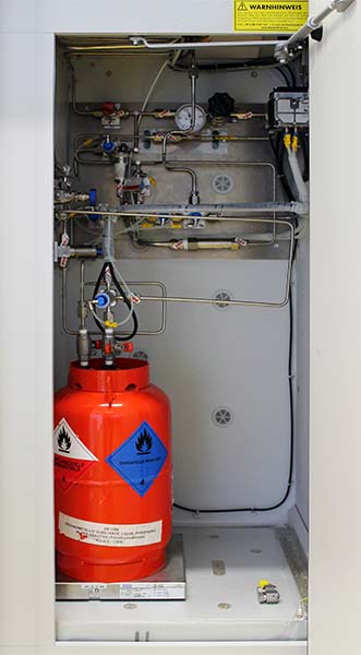 Supply system for 1 precursor with control system to purge the connecting lines before and after change of supply cylinder.